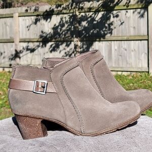Clarks Suede Women's Ankle Boots with Buckle - Gray Size 7.5